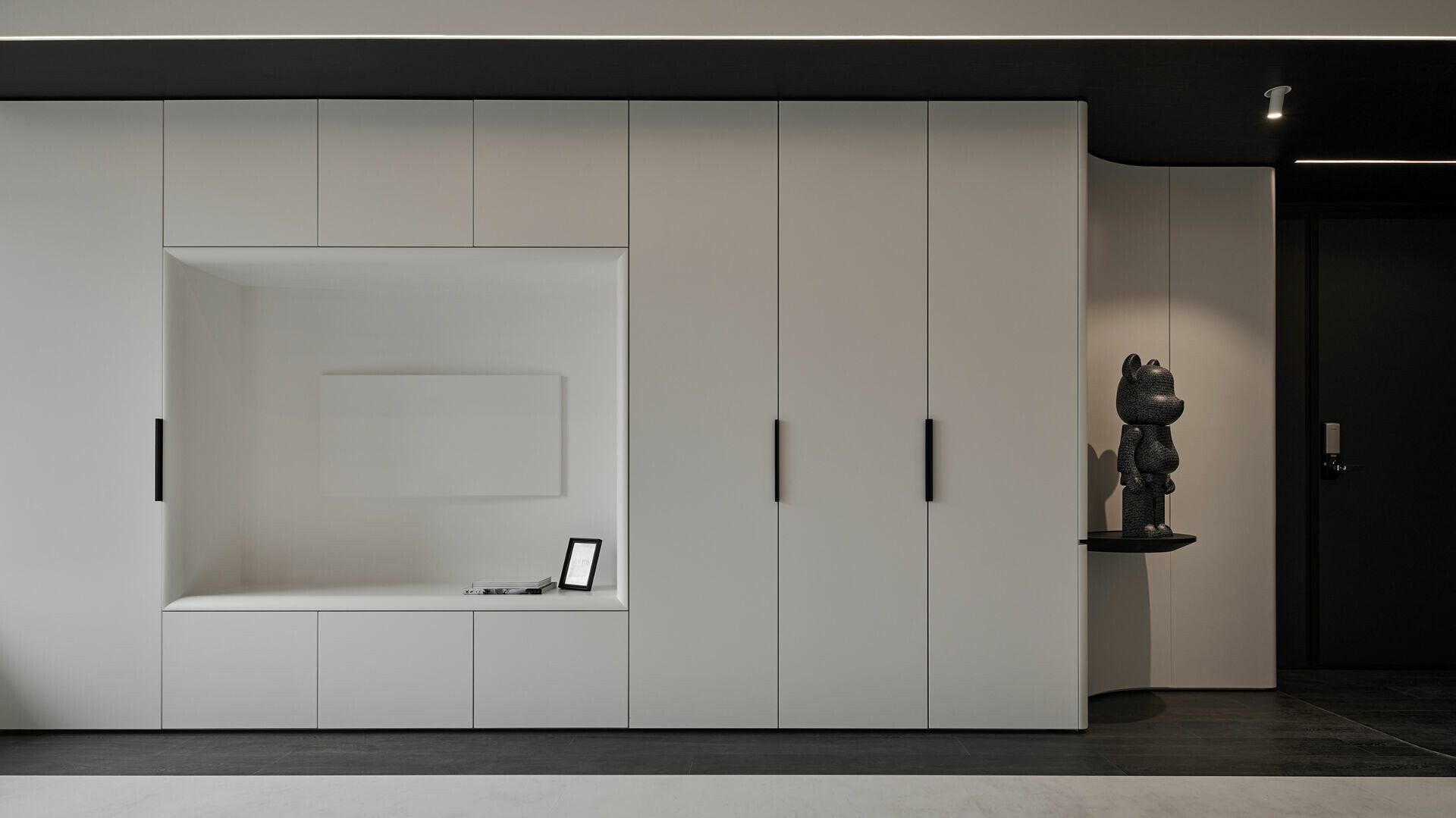 位於新北市板橋區的新成屋設計裝修作品,一家四口和諧交流的家族場所也能各自擁有一方專屬角落。